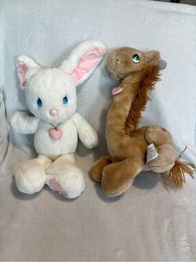 Lot 2 VTG 1985  Bunny Snowball & Alfred Giraffe Plush Precious Moments & Lockets